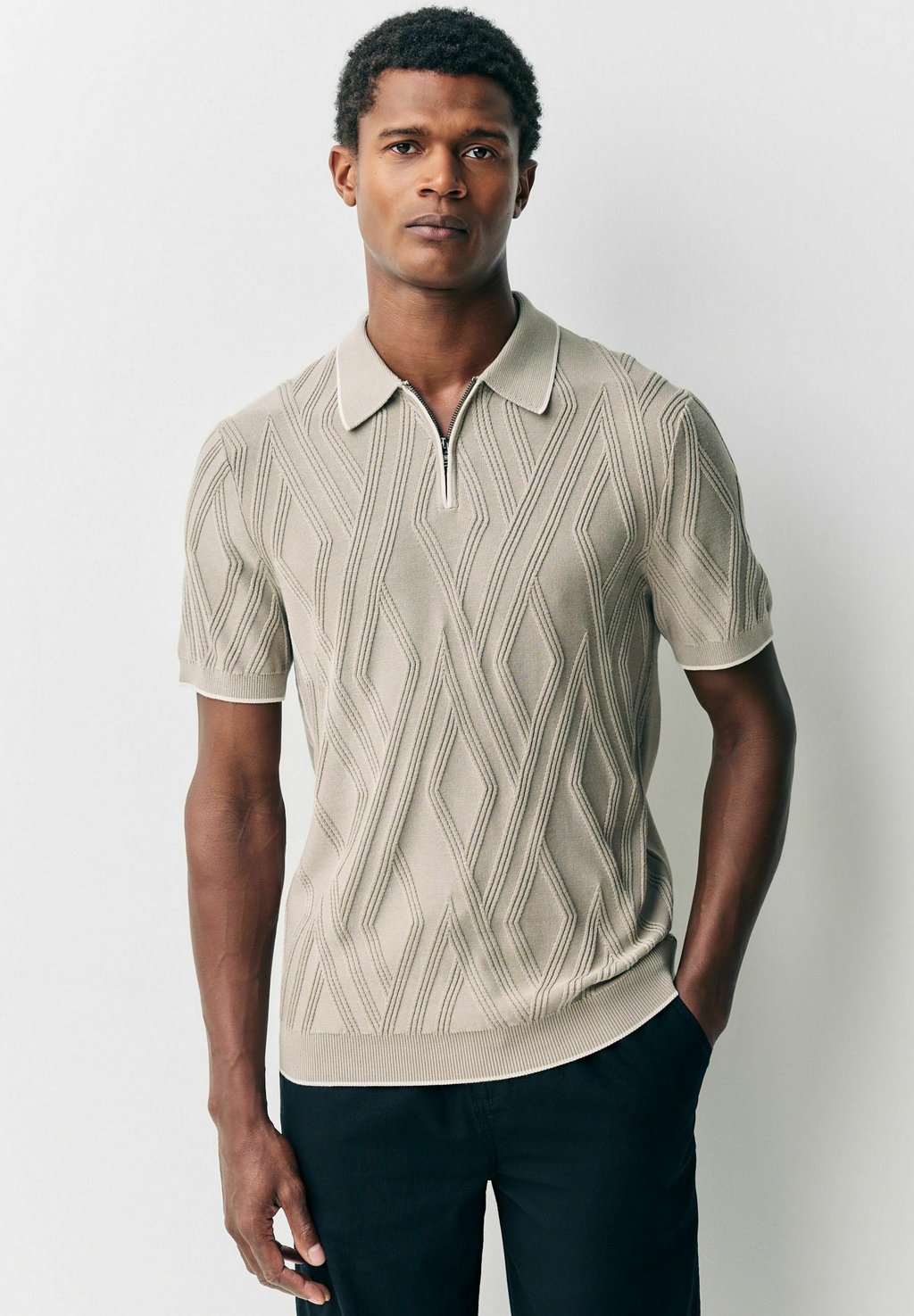 

Рубашка поло REGULAR FIT - RICH SHORT SLEEVE TEXTURED PATTERN QUARTER ZIP Next, цвет Mushroom Brown