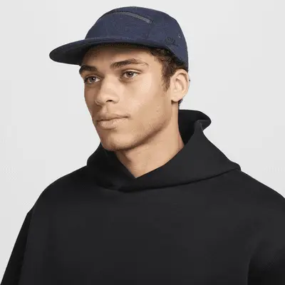 

Бейсболка Nike Fly Cap Unstructured Flat Bill Tech Fleece Cap, цвет Obsidian/Black