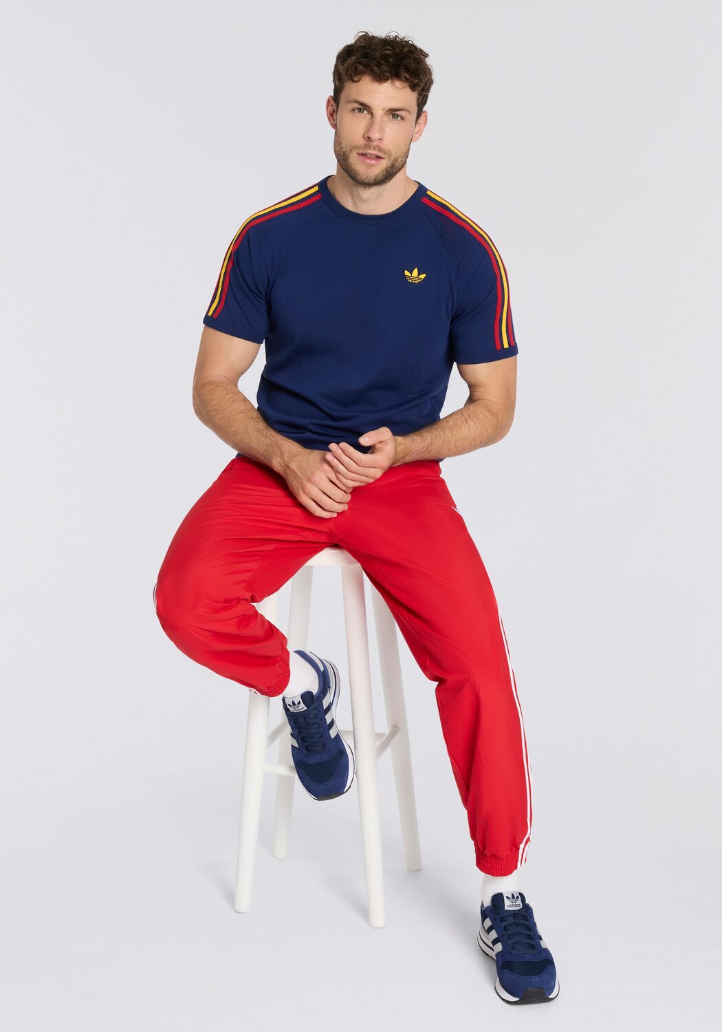 

Adidas Originals Брюки-чинос 'Firebird' в красном цвете