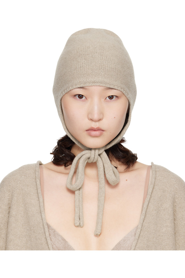 

Baserange Бежевая шапка с многоярусным капюшоном