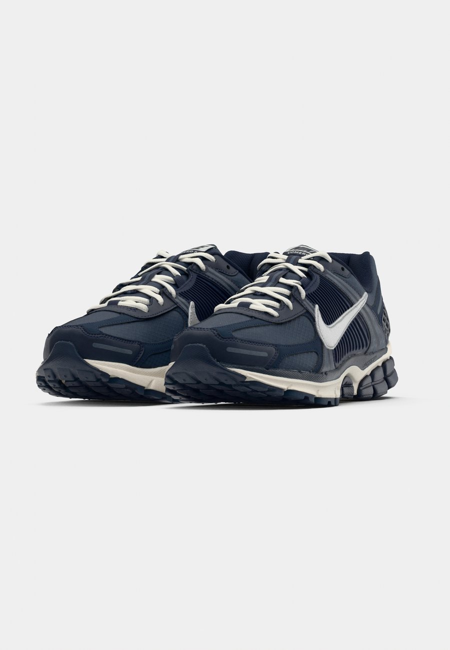 Кроссовки Nike Sportswear ZOOM VOMERO 5 SE TECH, Blue Void/Metallic Silver-Coloured/Midnight Navy/Light Orewood Brown/Blue — фото 3