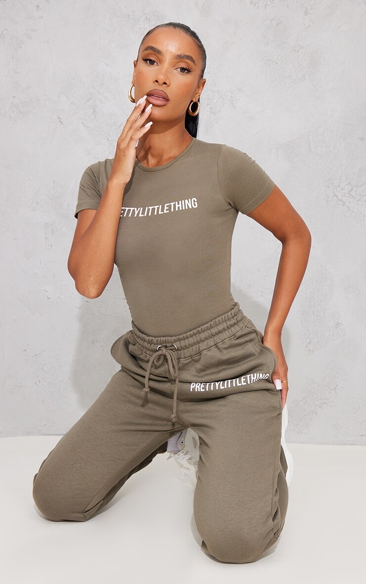 

PrettyLittleThing Боди цвета хаки с логотипом Sage и короткими рукавами