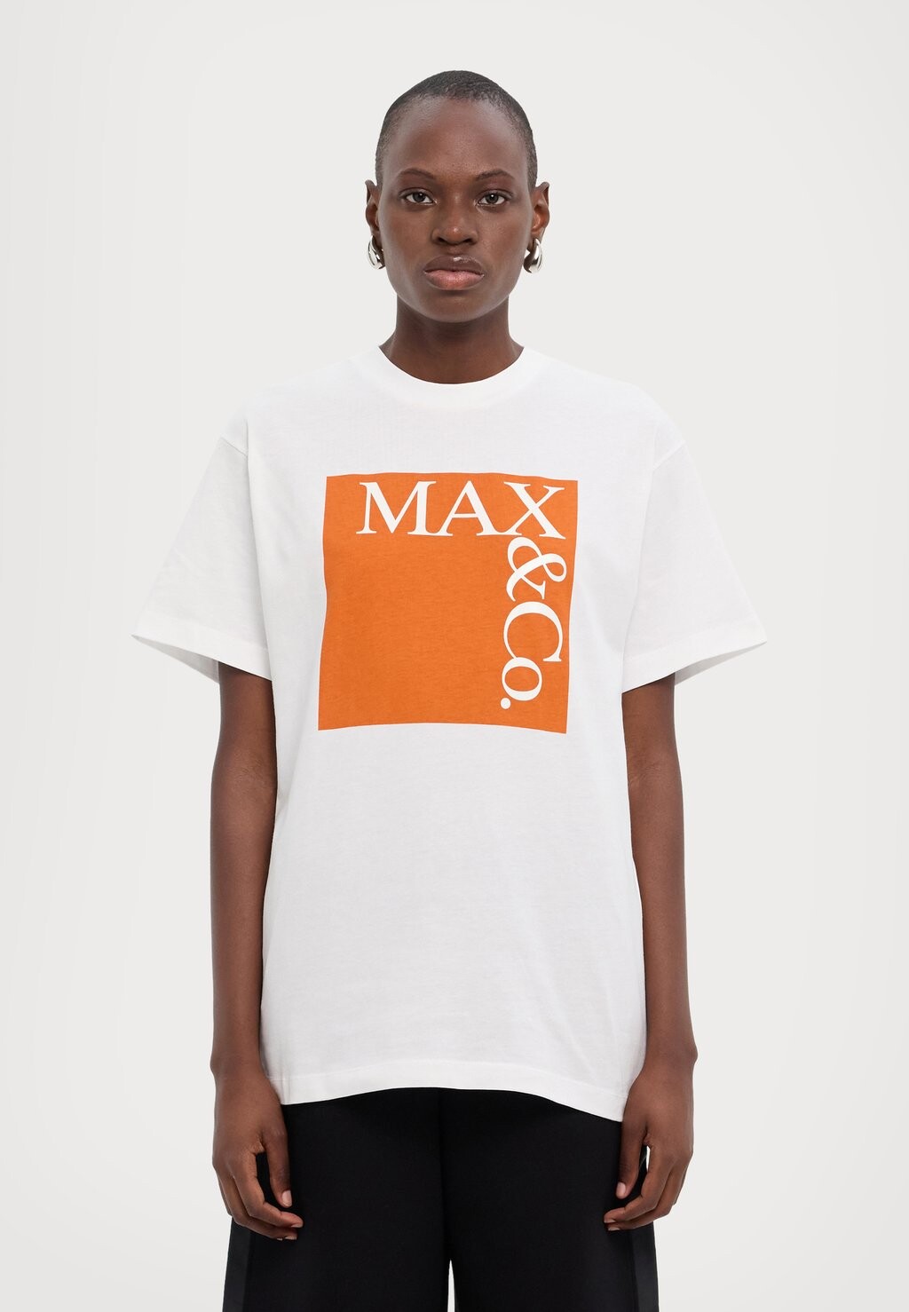 

Принт на футболке TEE MAX&Co., оранжевый