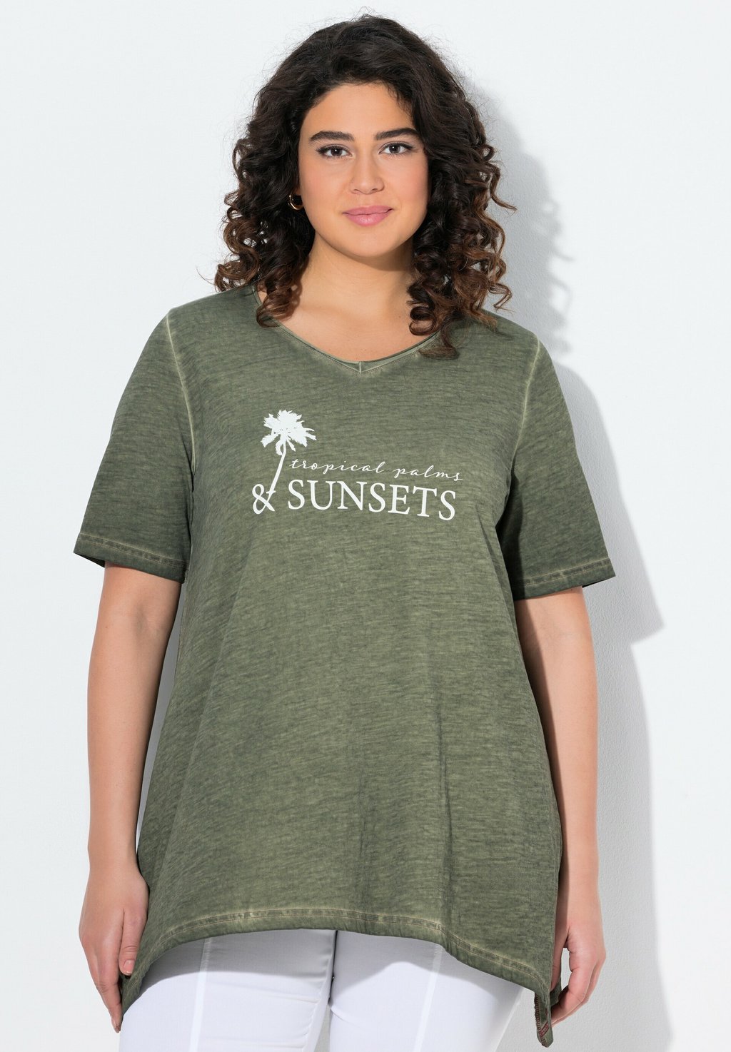 

Футболка с принтом SUNSET LETTERING SHORT SLEEVE GRAPHIC Ulla Popken, оливковый
