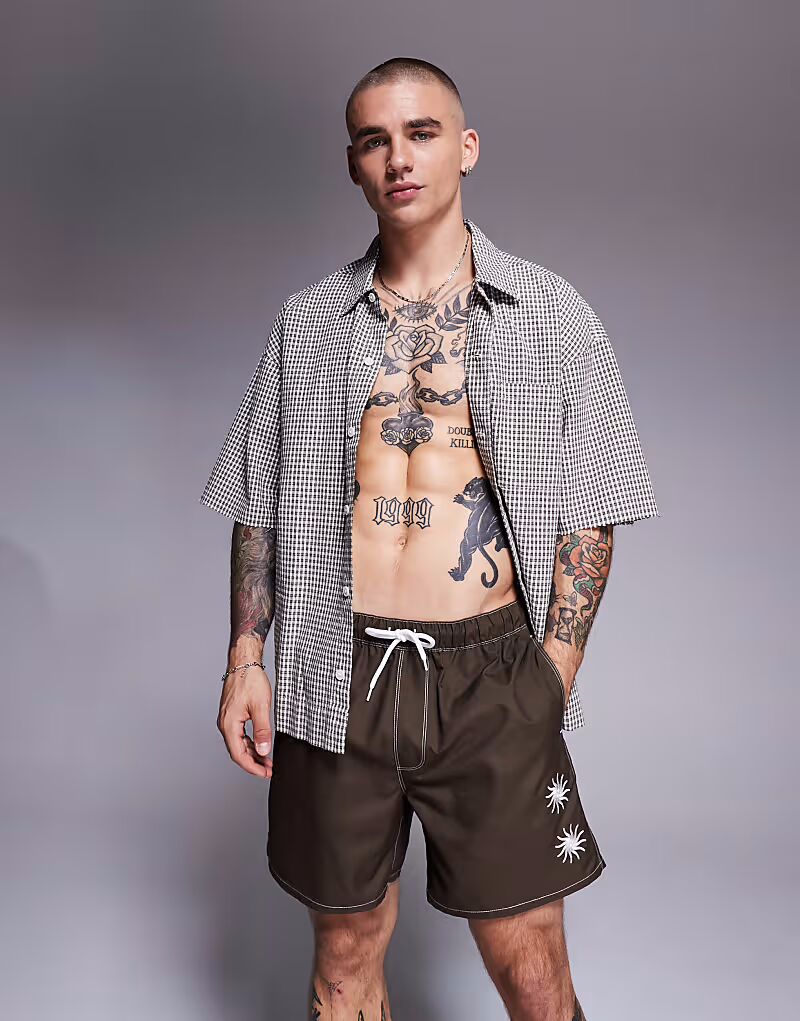 

Плавки-шорты ASOS DESIGN средней длины с вышитым солнцем коричневого цвета