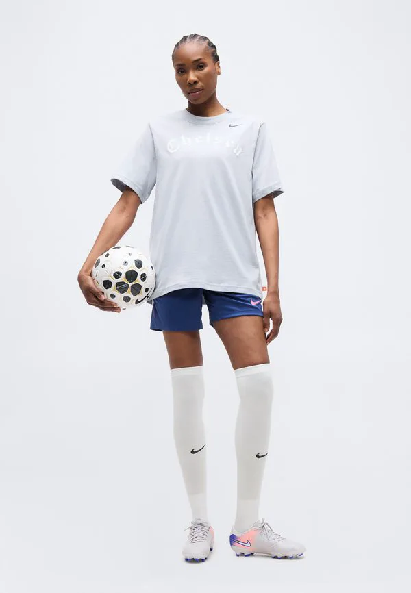 Футболка с принтом футбольного клуба «челси» Nike Performance, Wolf Grey — фото 2