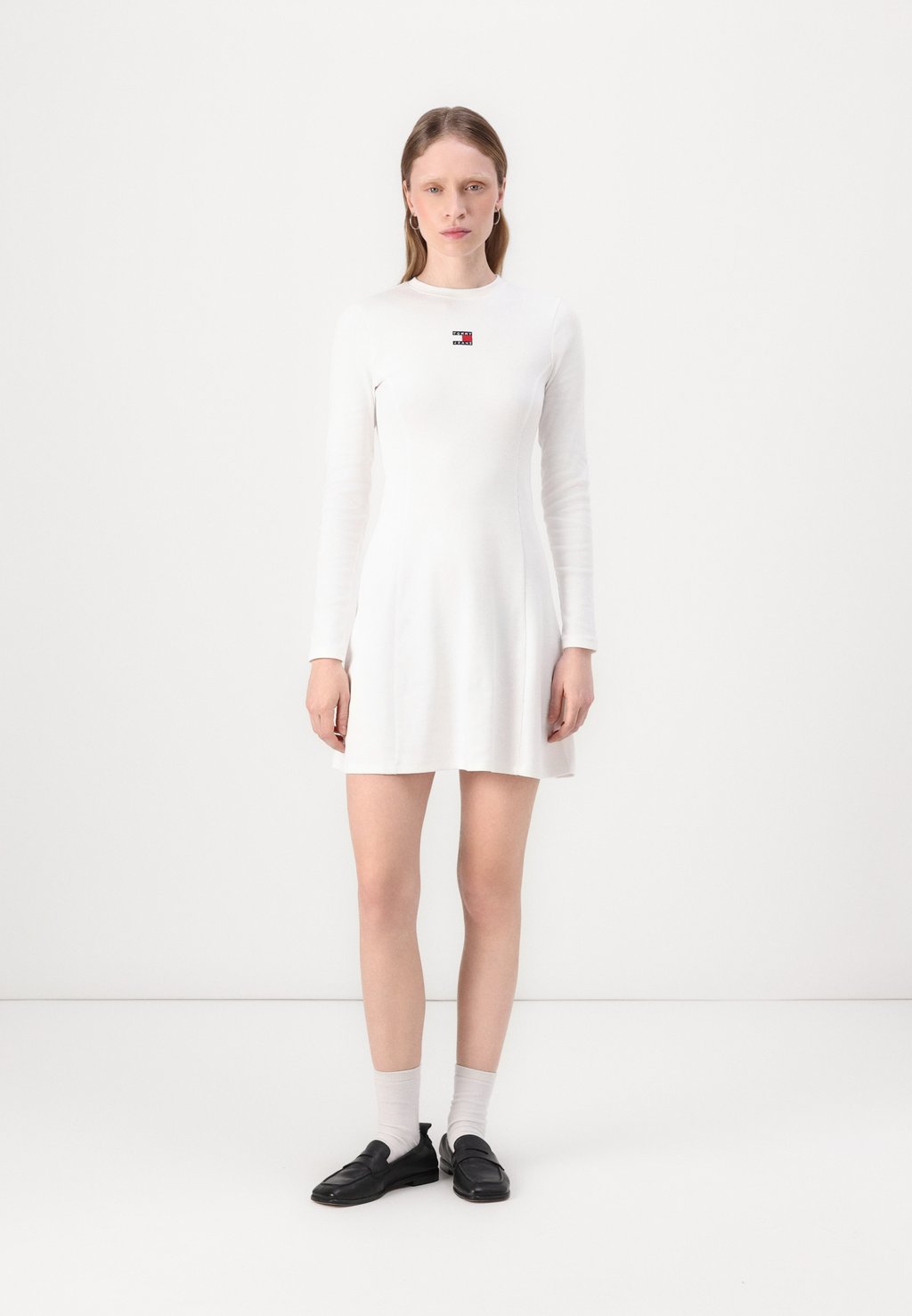 

Платье из джерси FIT FLARE BADGE DRESS Tommy Jeans, молочный