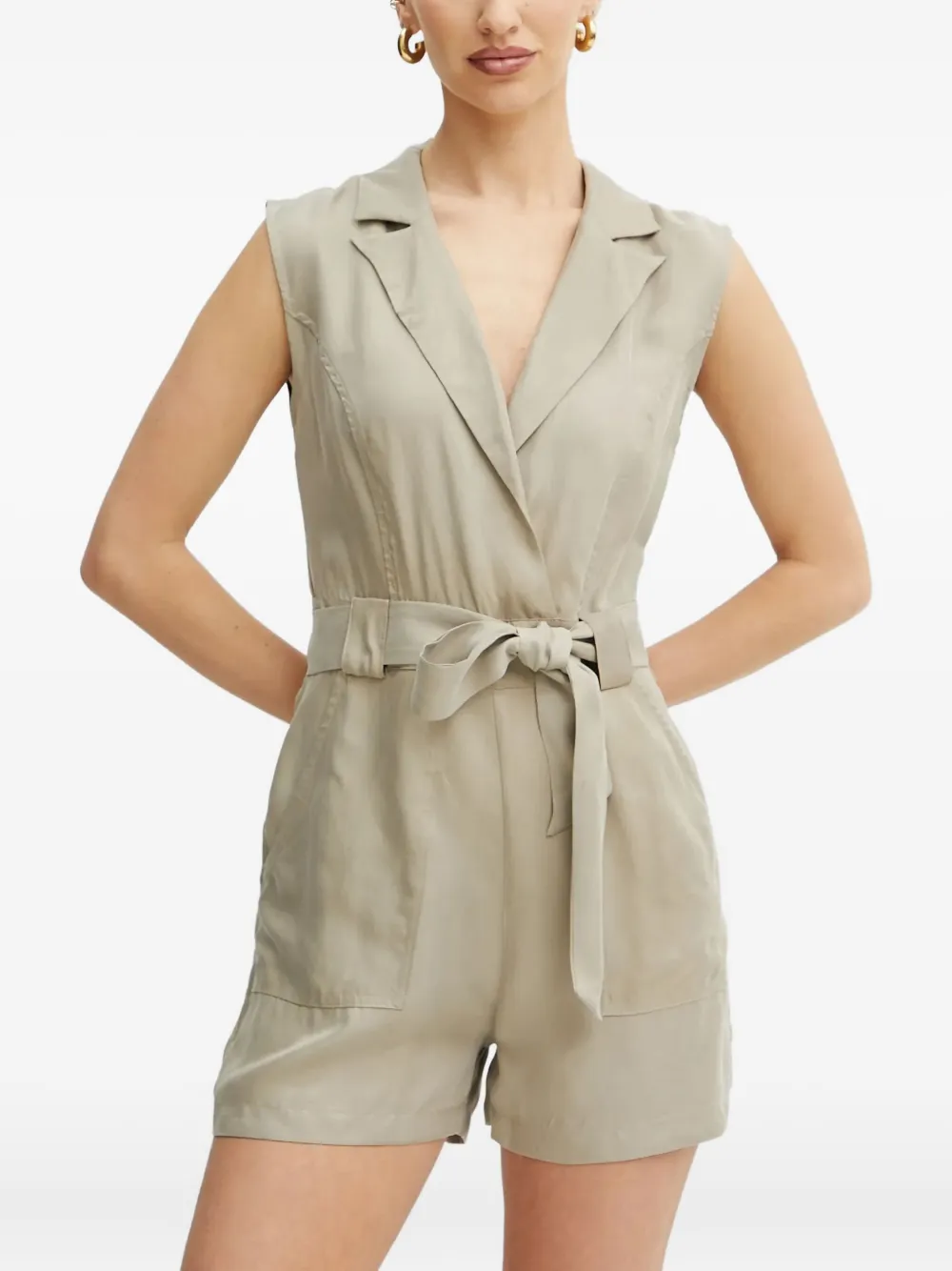 

Ромпер с заостренным воротником и поясом GUESS USA, нейтральный