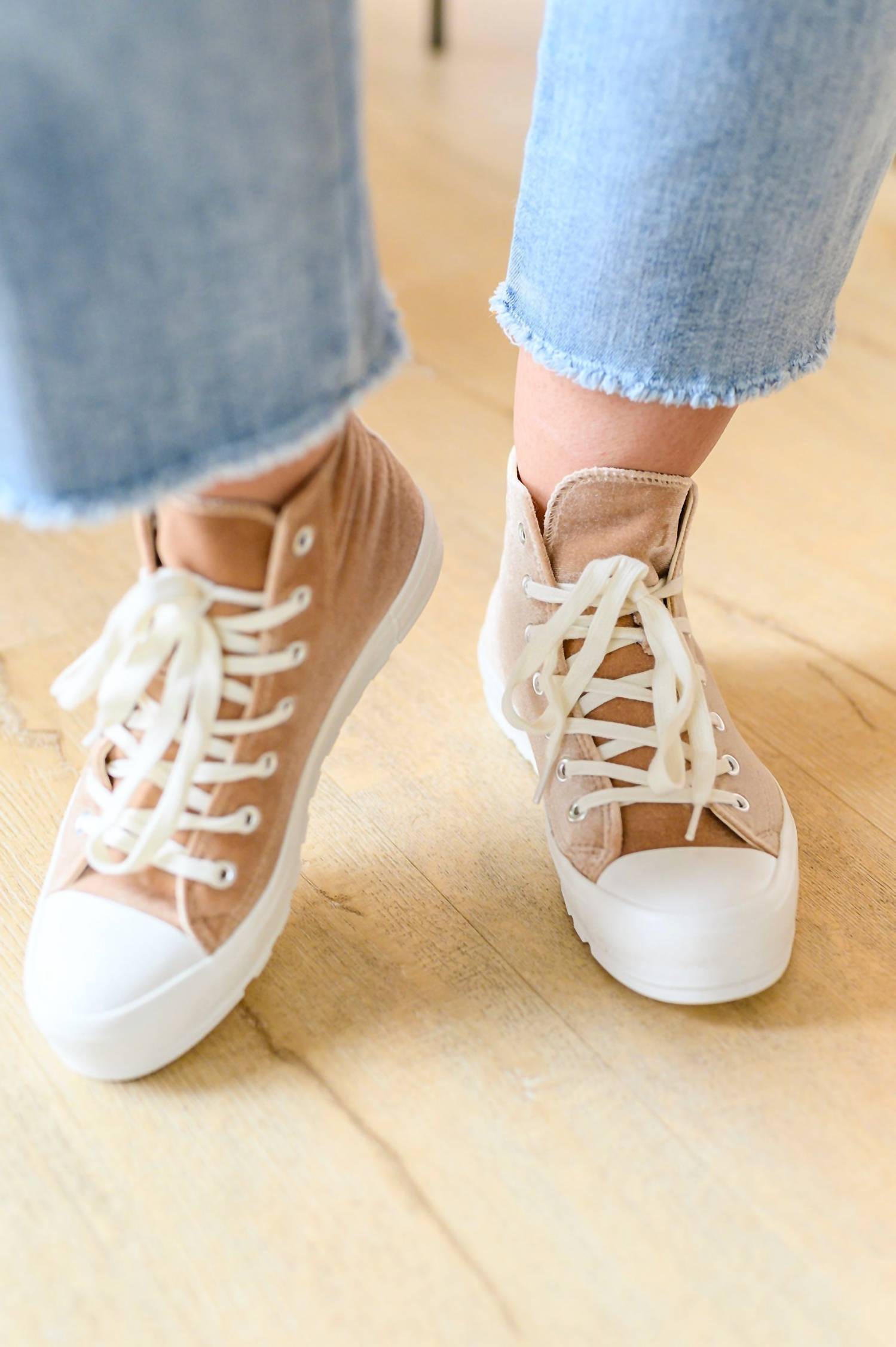 Высокие кроссовки Run Me Down Velvet в цвете Tan Corkys Footwear — фото 3