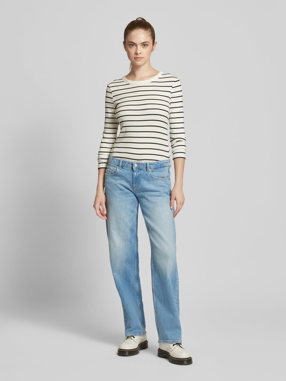 

Джинсы свободного кроя с 5 карманами, модель «SOPHIE» Tommy Jeans, светло-голубой