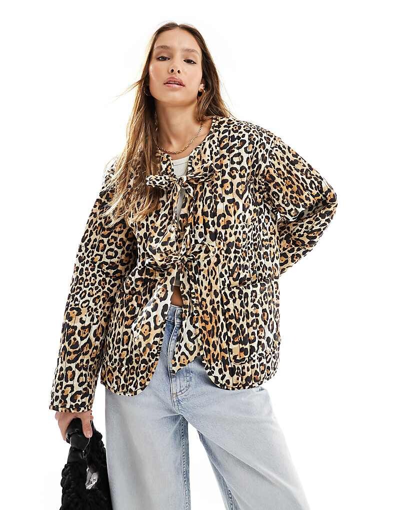 

ASOS DESIGN – Стеганая куртка с животным принтом