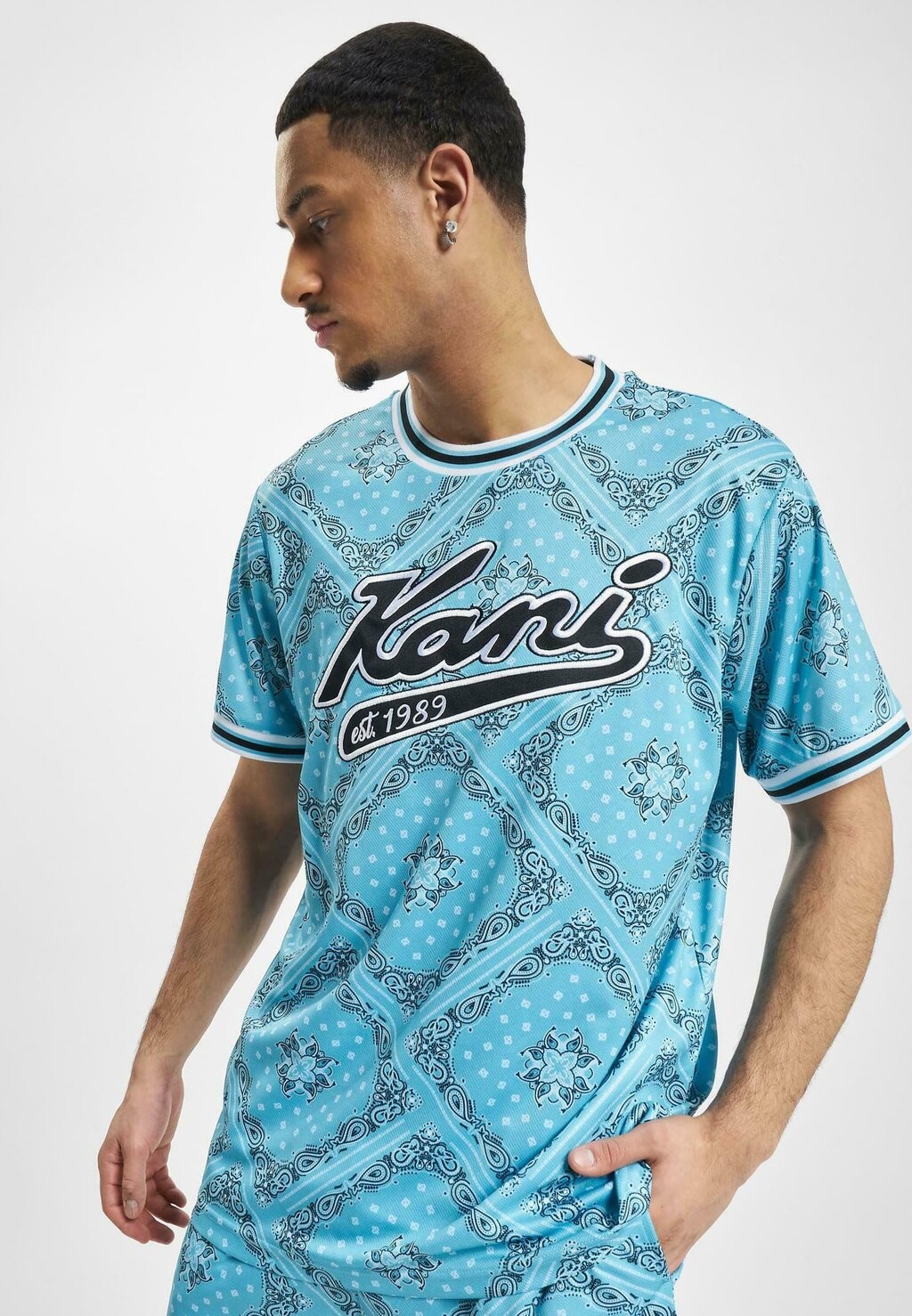 

Футболка с принтом VARSITY PAISLEY Karl Kani, голубой черный белый