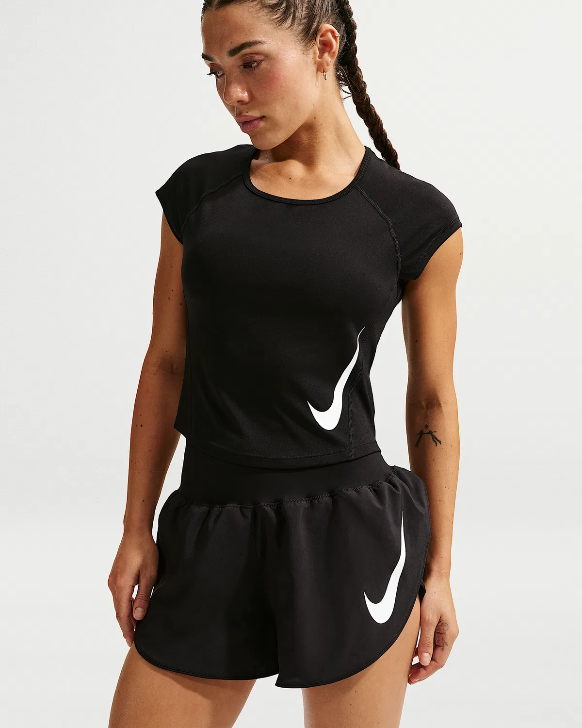 Женский топ для бега Nike Tempo Swoosh Dri-FIT с коротким рукавом, Black/White/White