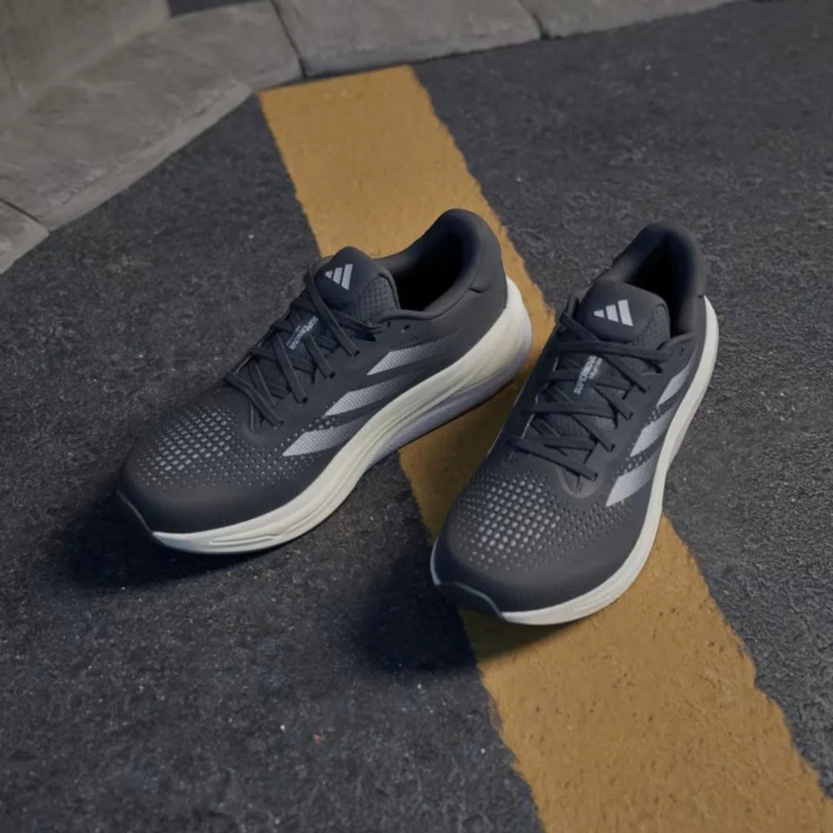 Мужские кроссовки ADIDAS Supernova Solution, цвет: черный/белый/карбон — фото 4