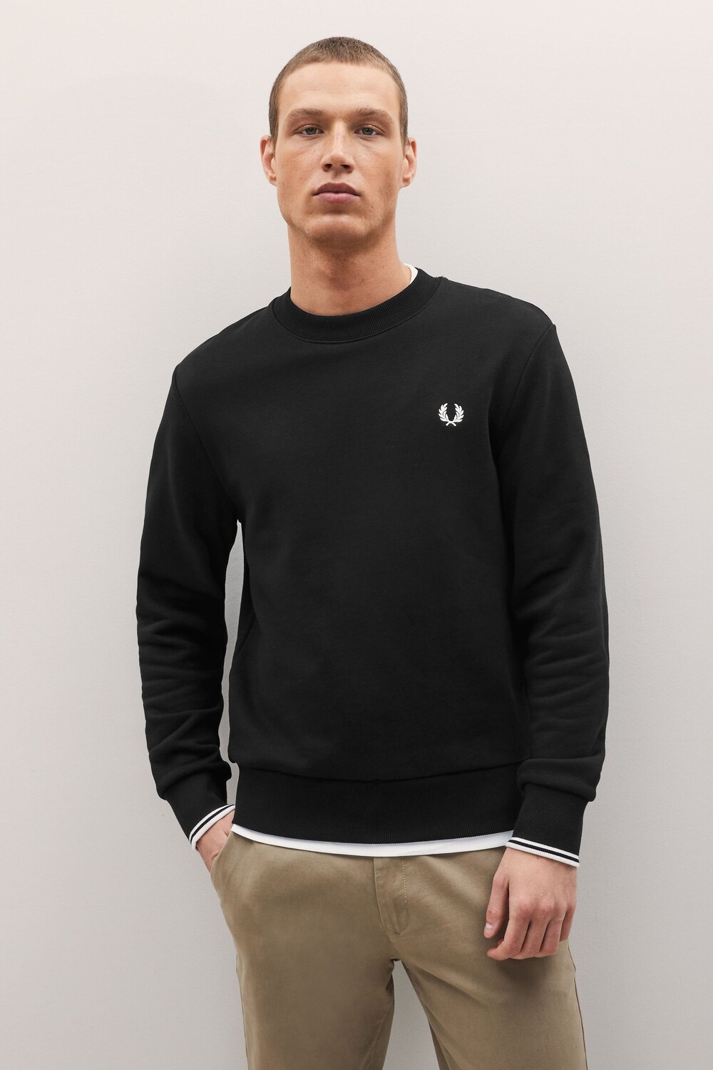 

Черный свитшот с круглым вырезом Fred Perry, черный