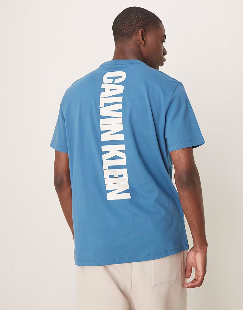 

Футболка Calvin Klein Jeans с вертикальным принтом на спине синего цвета