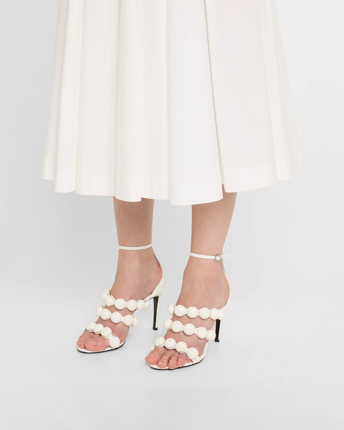 Лакированные босоножки с ремешком на щиколотке Bubble Alaia, цвет Blanc — фото 2
