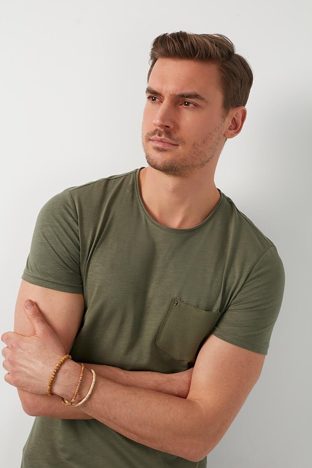 

Облегающая футболка из 100 % хлопка с круглым вырезом и карманами 5902000 Buratti, хаки