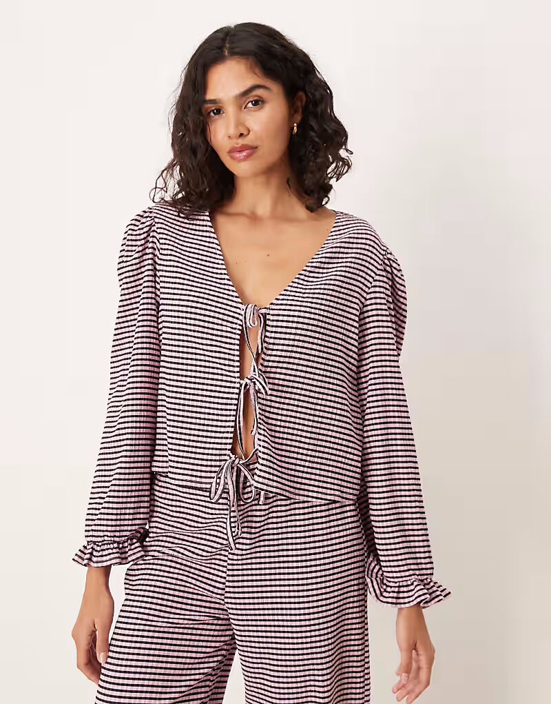 

Топ с широкими рукавами и завязкой спереди в черно-розовую клетку Asos Design