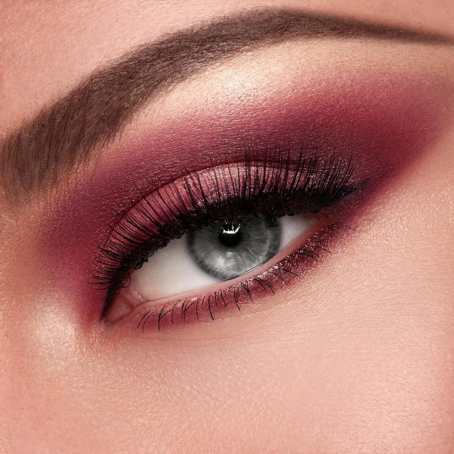 Стойкие высокопигментированные тени для век «High Pigment Eyeshadow 42» от KIKO Milano Kiko Milano, 42 Matte Cherry Red — фото 4