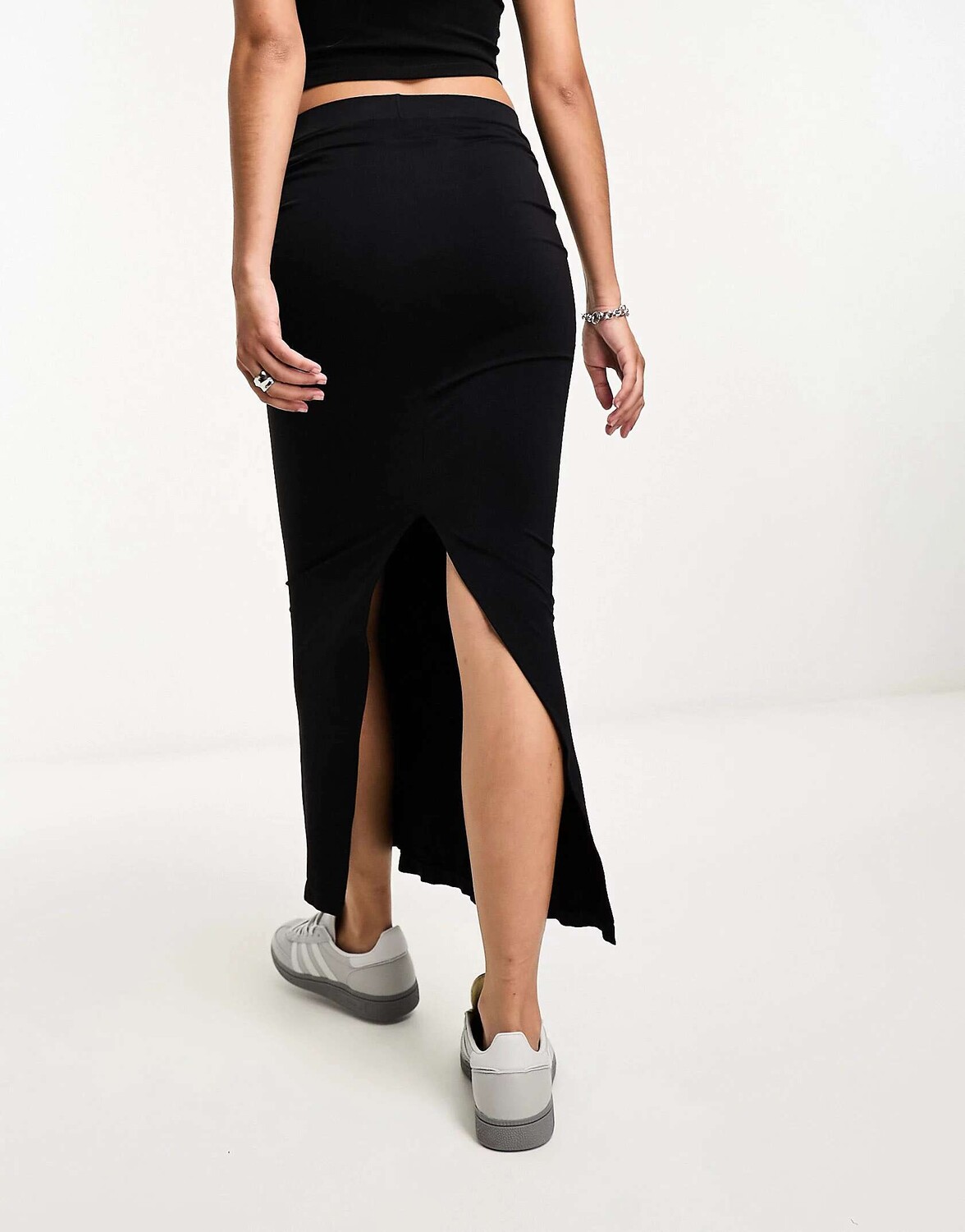 

Черная бесшовная юбка миди с низкой посадкой Miss Selfridge