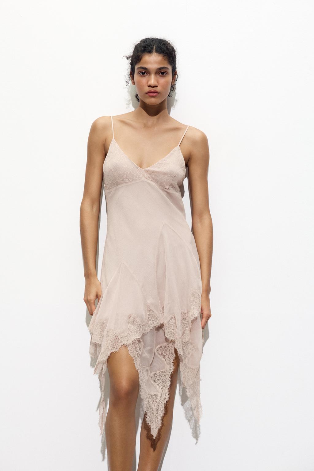 

Платье с кружевом в тон ZARA, цвет Chalk pink