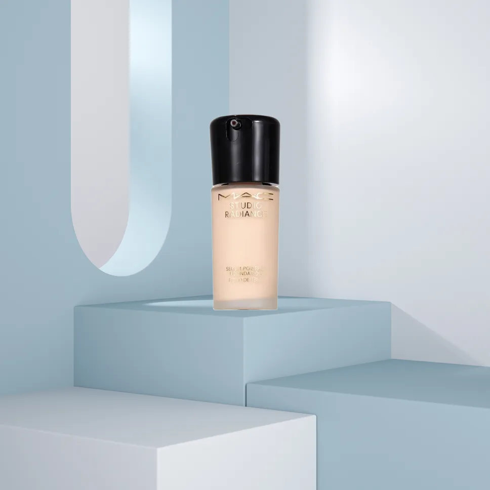 MAC Тональная жидкость Spotlight Bottle с маскирующим эффектом, прозрачная и стойкая, 30 мл, #NC-11 — фото 4