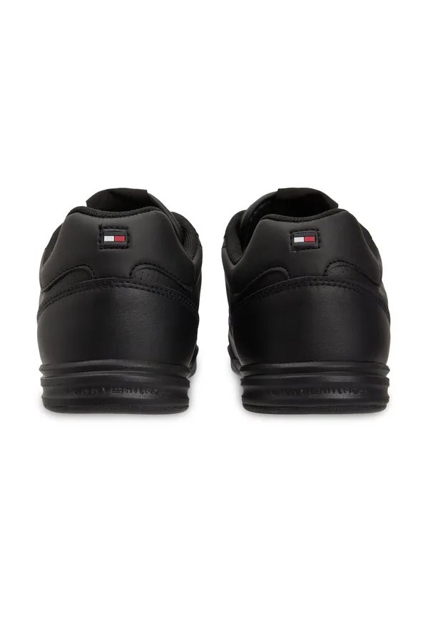 Сочетайте кроссовки на каблуках с кожаными кроссовками. Tommy Hilfiger, Black — фото 3