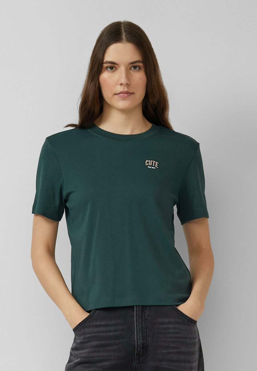 

Футболка s.Oliver AUS INTERLOCK MIT KLEINEM PATCH, Tannengrün/Teal, Бежевый, Футболка s.Oliver AUS INTERLOCK MIT KLEINEM PATCH, Tannengrün/Teal