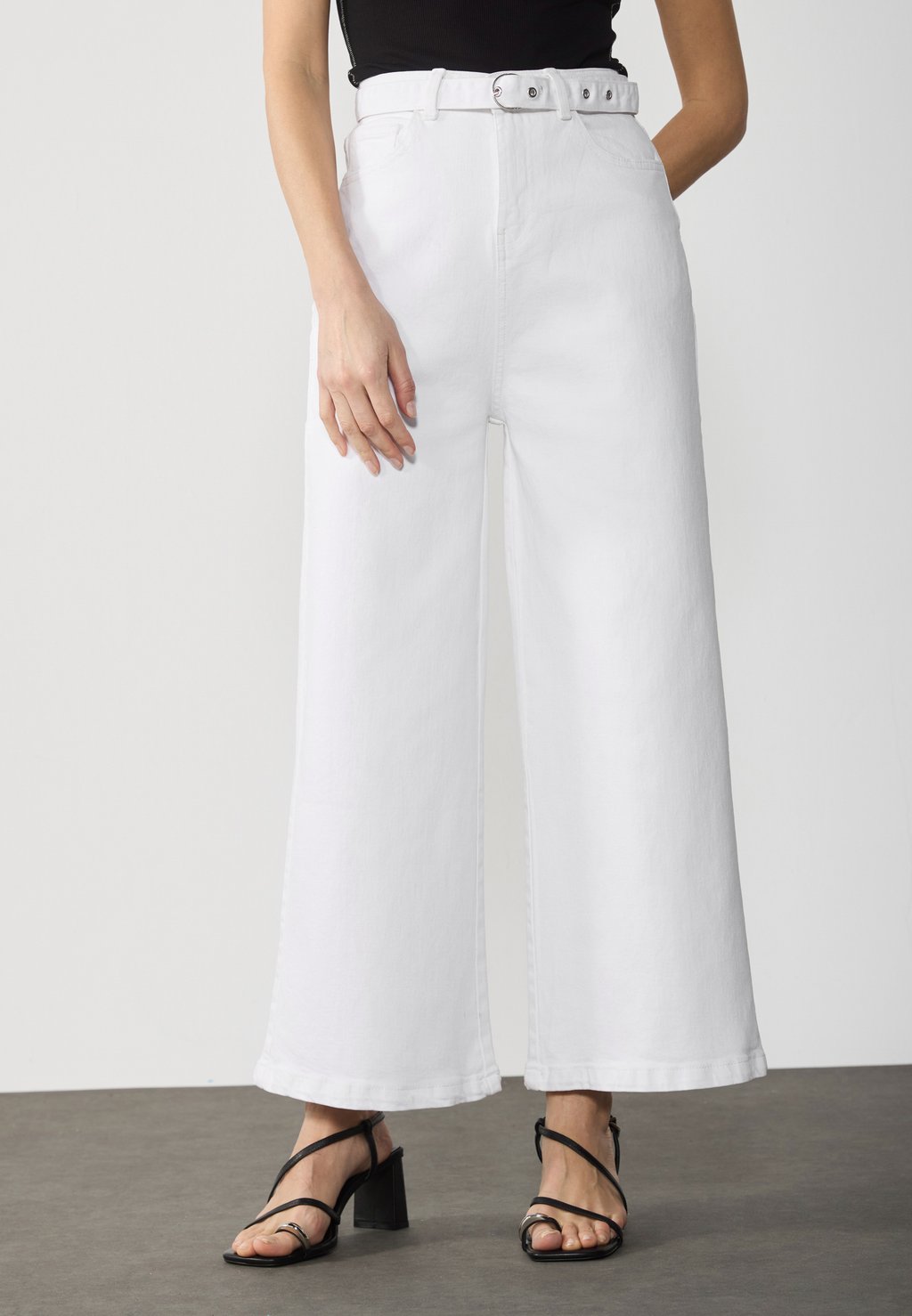 

Расклешенные джинсы Anna Field Tall, цвет White Denim
