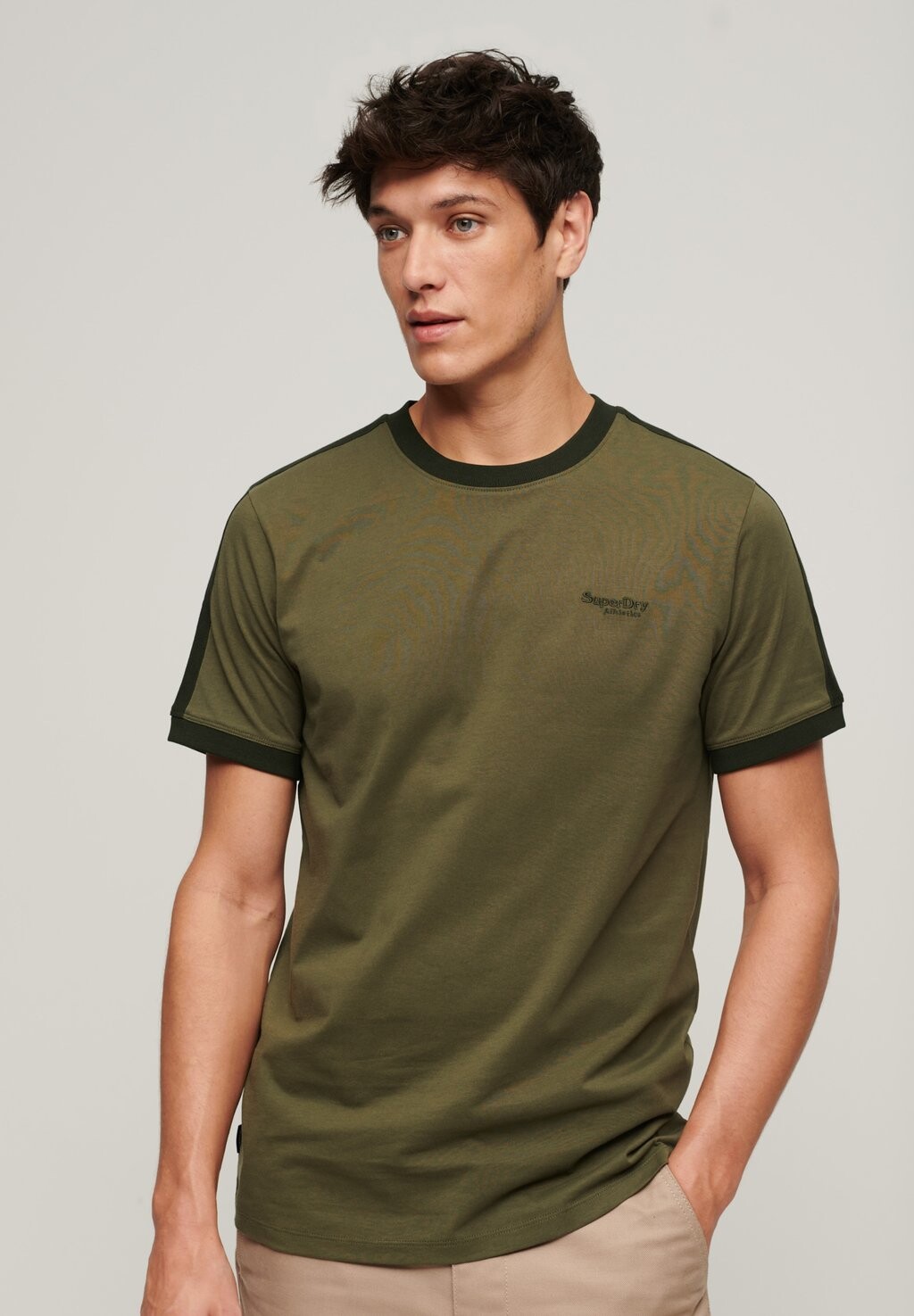 

Футболка с принтом ESSENTIAL LOGO RETRO Superdry, цвет olive night green surplus goods olive