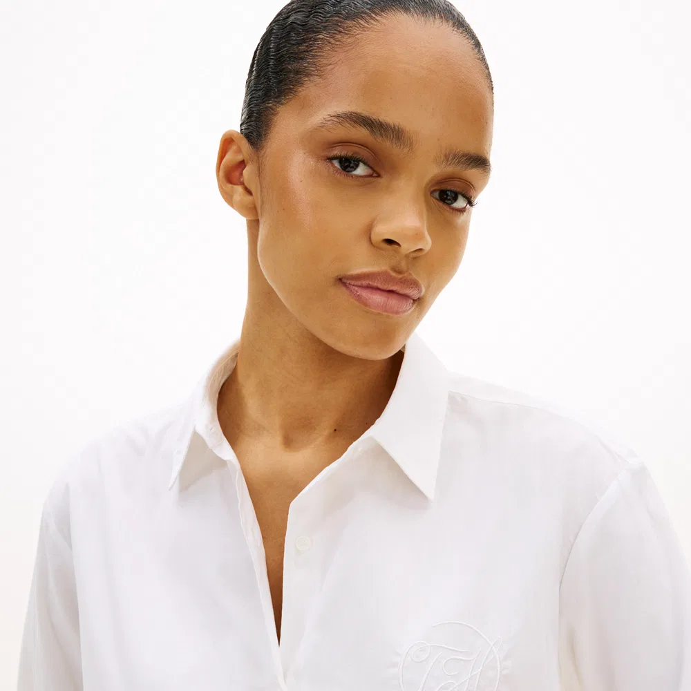 Женская поплиновая рубашка с логотипом, белая, от Tommy Hilfiger Women — фото 2