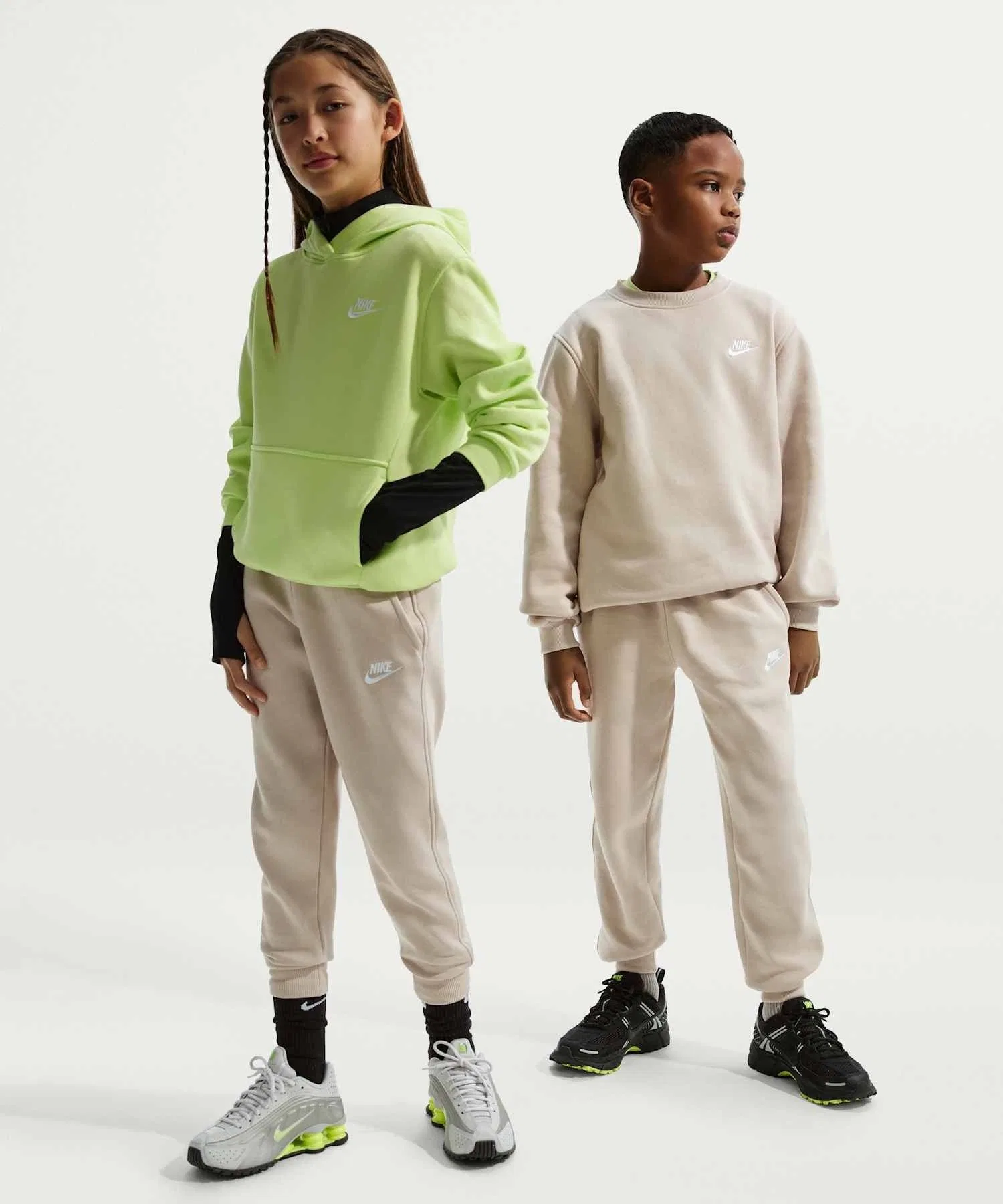 Детские флисовые спортивные брюки Nike Sportswear Club / Детские флисовые спортивные брюки Nike Sportswear Club FD3008-236 кремового цвета II