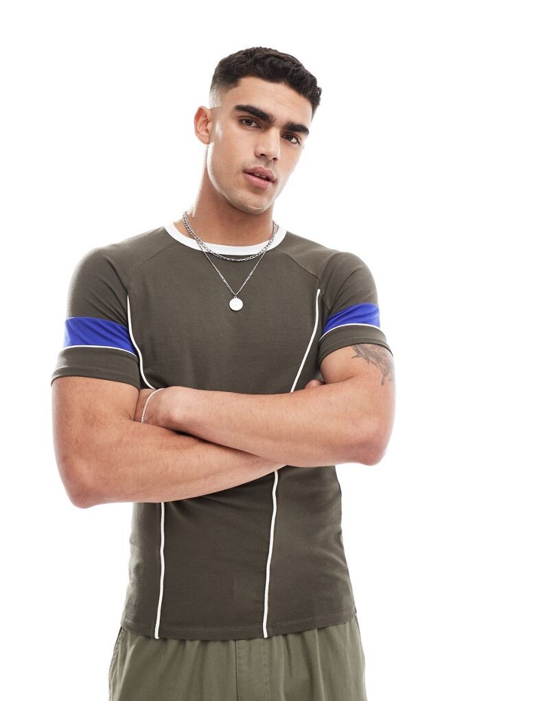 

Коричневая футболка с облегающим кроем и пришивными деталями ASOS DESIGN