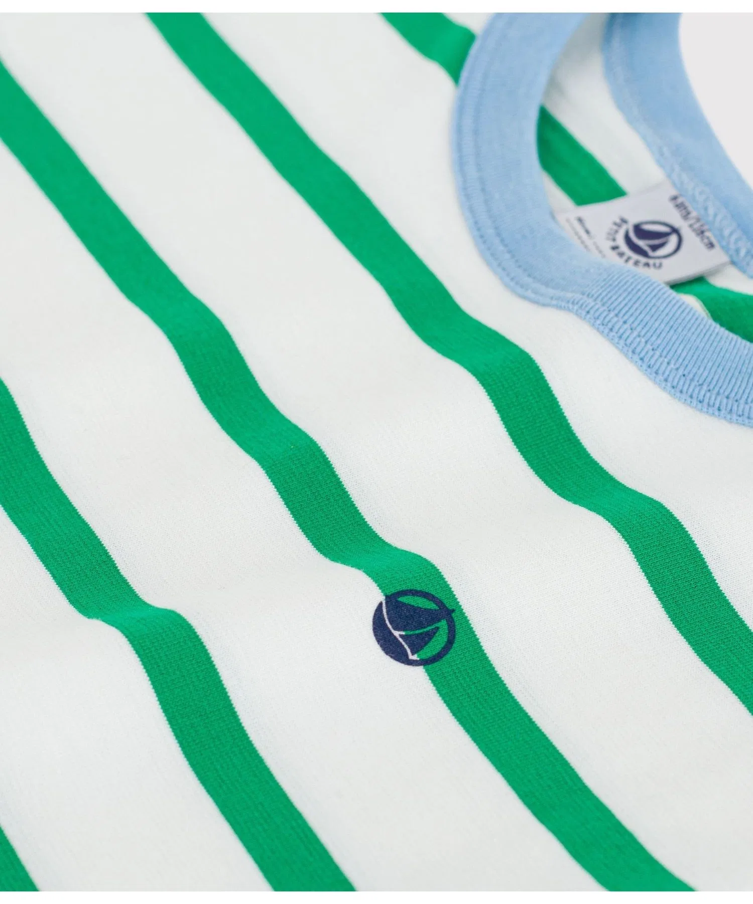 Детская футболка в полоску Petit Bateau с логотипом бело-зелёная — фото 3