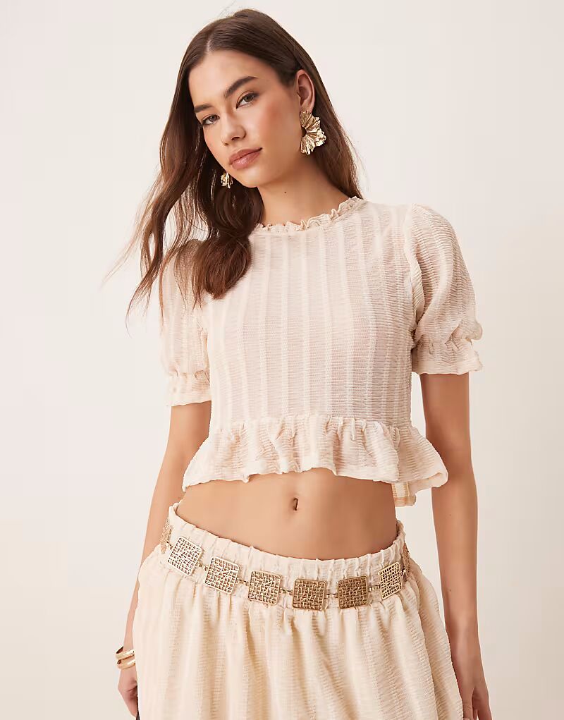 

Текстурированный топ ASOS DESIGN Coord с оборками и отделкой воланом кремового цвета