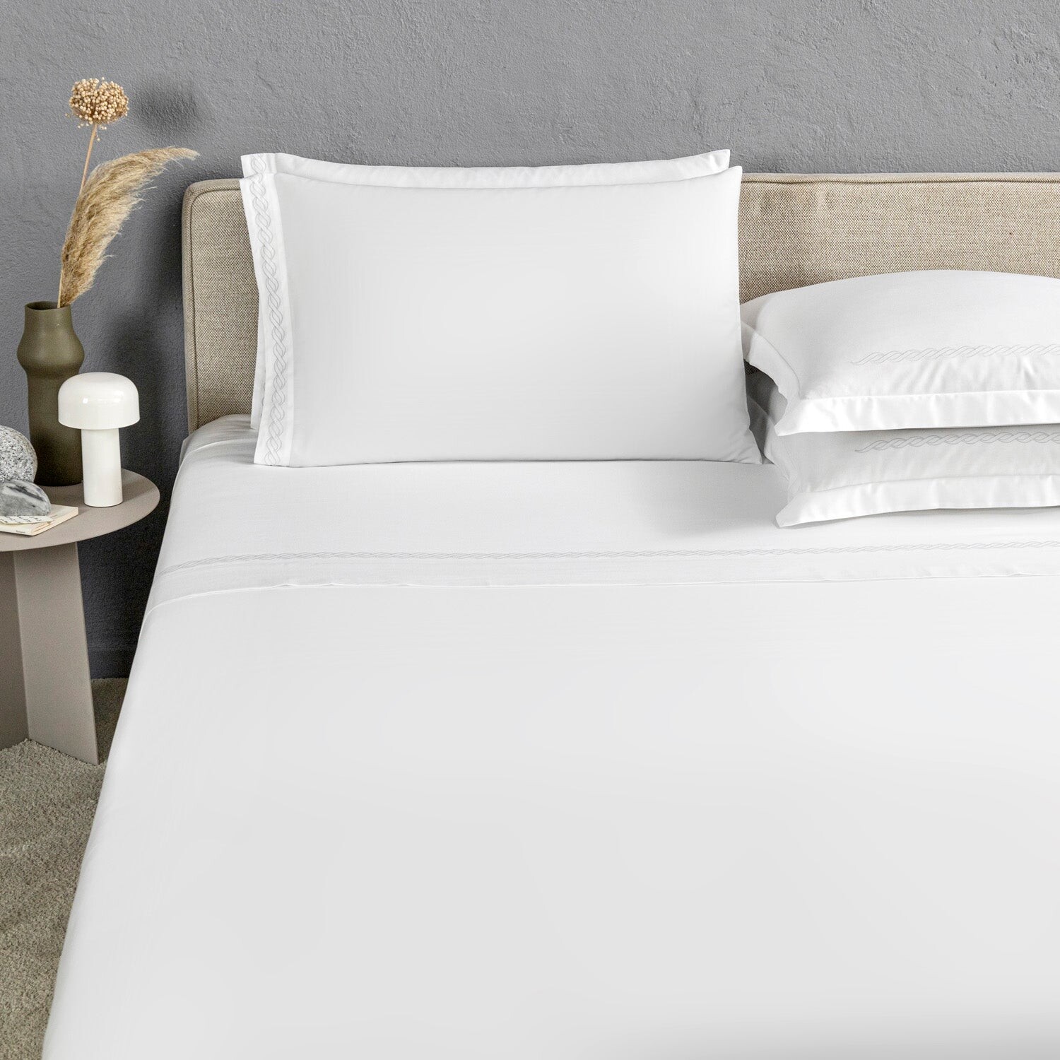 

Комплект простыней с вышивкой Frette Taormina, цвет White/Opal Blue