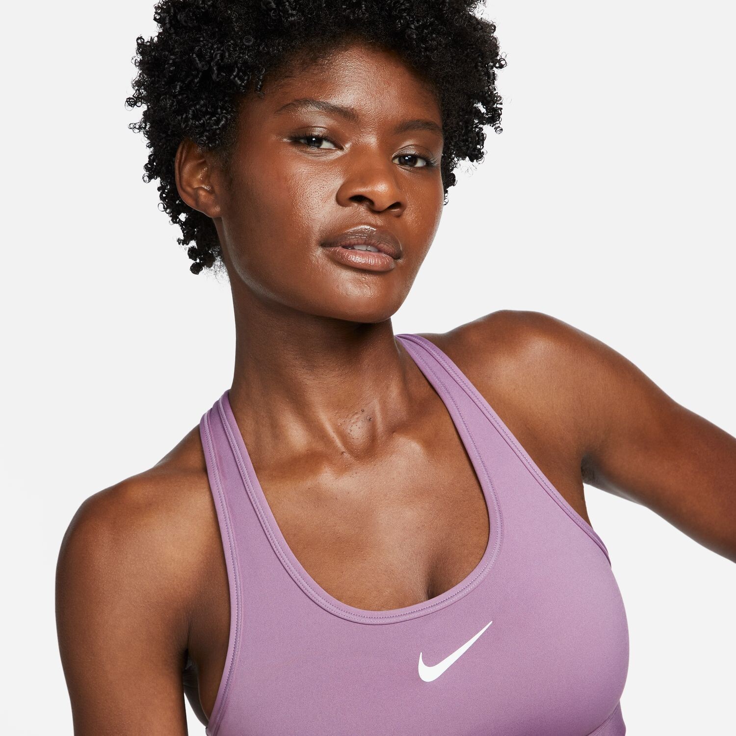 Женский спортивный бюстгальтер с мягкой подкладкой средней поддержки Nike Swoosh Nike, черный — фото 3