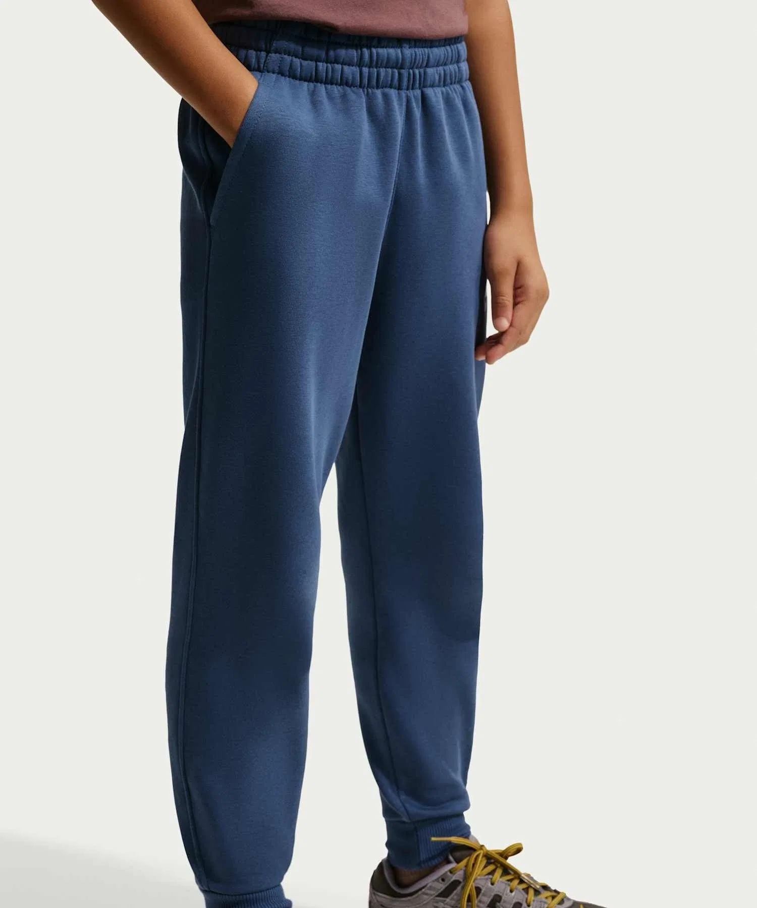 Детские флисовые спортивные брюки Nike Sportswear Club / Детские флисовые спортивные брюки Nike Sportswear Club FD3008-461, цвет «Мистический синий» — фото 2