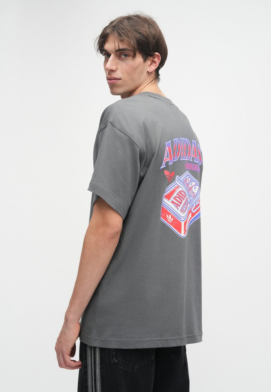 Футболка Adidas Originals SARDINES UNISEX, Grey Five/Grey — фото 4