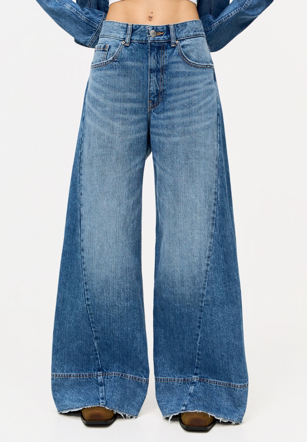 

Расклешенные джинсы SUPER WIDE WITH BACK TAB PULL&BEAR, деним