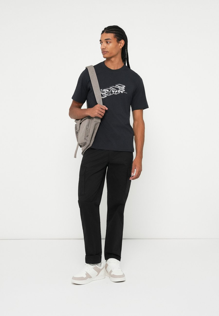 

Футболка Jack & Jones JCOFUSION BIG BRANDING TEE 5 PACK, Black/Bright White/Desert Taupe/Dark Navy/Dark Blue, Белый, Футболка Jack & Jones JCOFUSION BIG BRANDING TEE 5 PACK, Black/Bright White/Desert Taupe/Dark Navy/Dark Blue