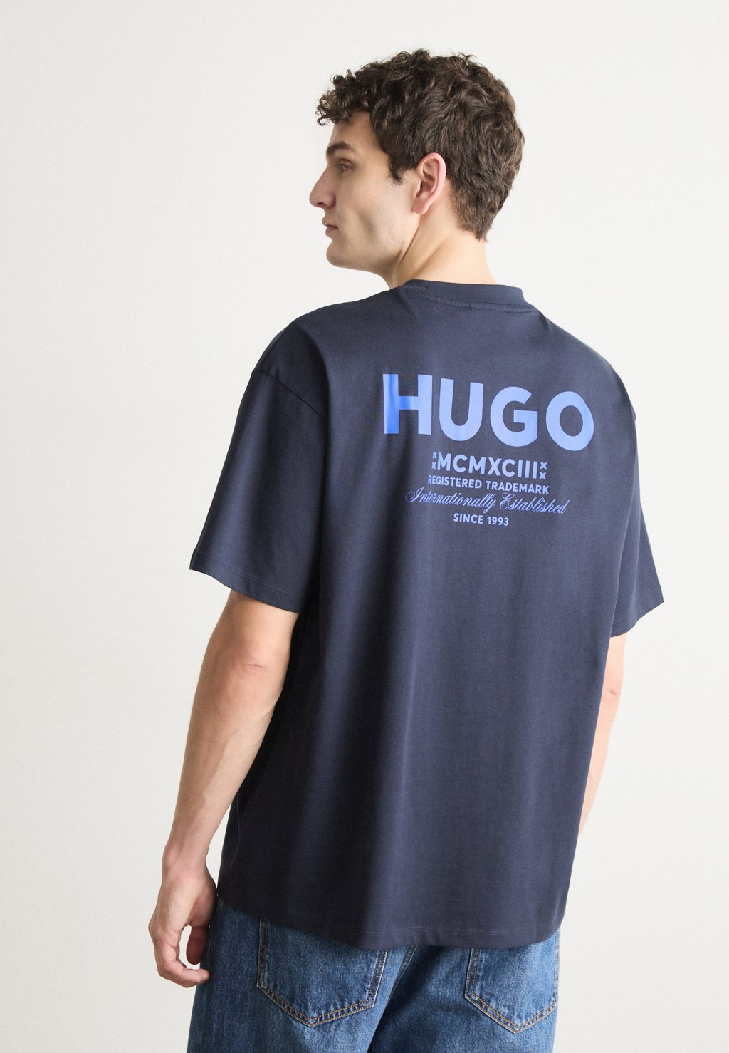 

Футболка с принтом NALONO HUGO, темно-синий