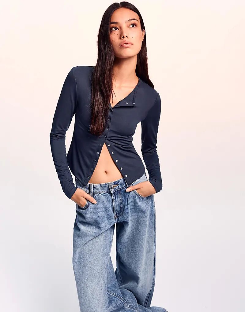 

Лонгслив Bershka с длинным рукавом и пуговицами темно-синего цвета