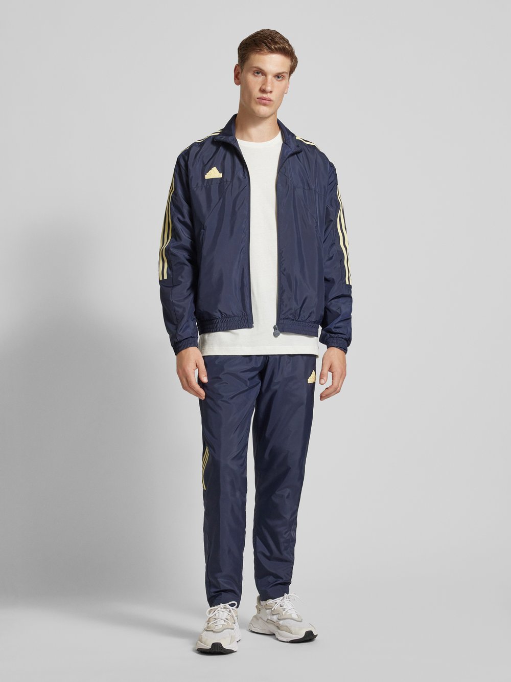 

Спортивные штаны с этикеткой ADIDAS SPORTSWEAR, темно-синий