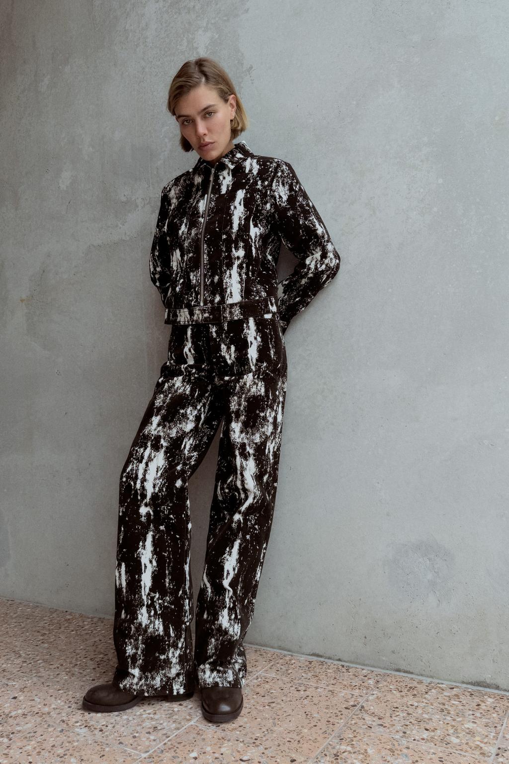 

Флокированная куртка с животным принтом ZARA, цвет brown/white
