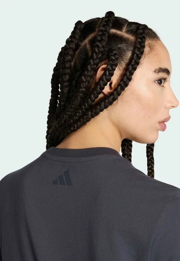 Футболка свободного кроя с цветочным принтом Adidas Sportswear, угольный — фото 4