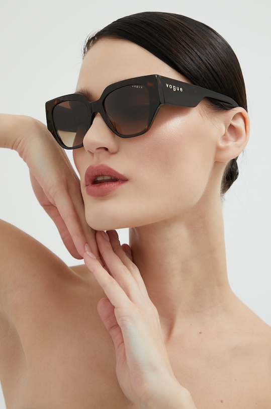 

Солнцезащитные очки Vogue, коричневый