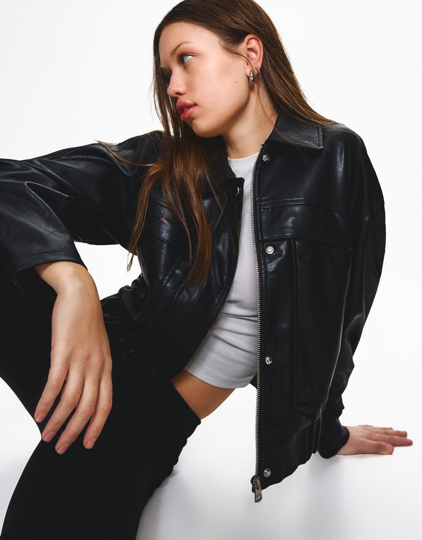 

Куртка с эффектом кожи Bershka, черный