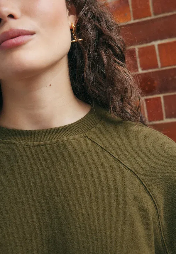 Свитшот с длинным рукавом Regular fit cosy soft needle crewneck Next, оливково-зеленый